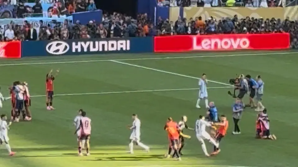 Leandro Paredes lanzando una patada tras terminar el partido | RÉCORD