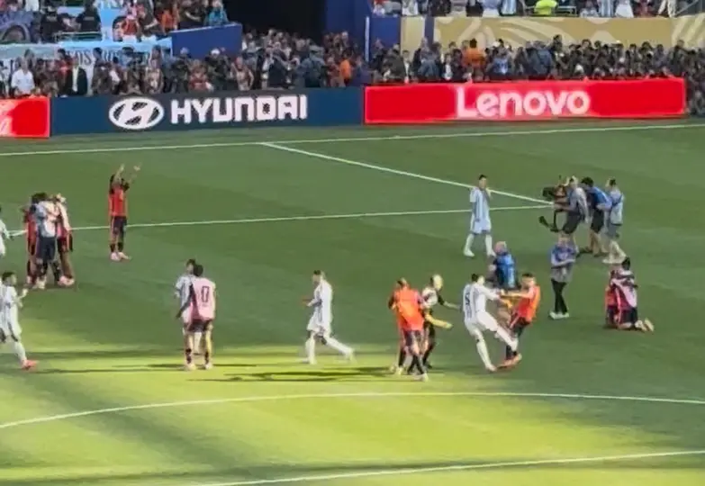 Leandro Paredes lanzando una patada tras terminar el partido | RÉCORD
