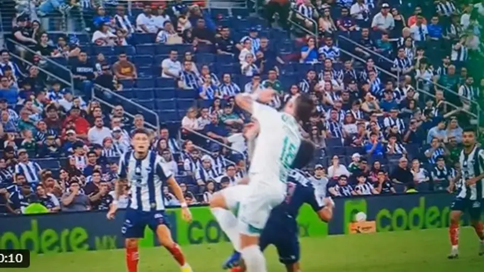 ¿Era falta? 'Cantante' Guerrero asegura que el primer gol de Rayados ante Santos debió anularse