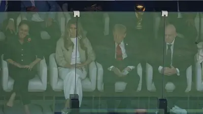 Donald Trump toca la Copa del Mundo durante la Final del Mundial 2026