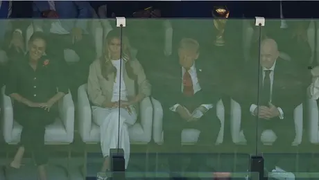 Donald Trump toca la Copa del Mundo durante la Final del Mundial 2026