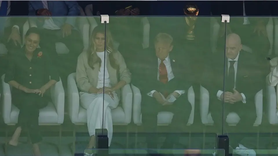 Donald Trump toca la Copa del Mundo durante la Final del Mundial 2026