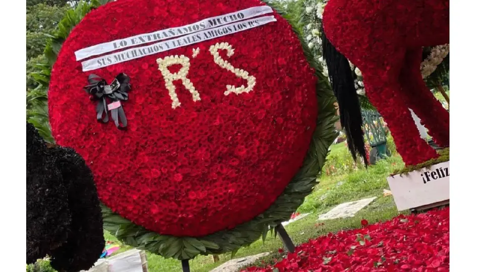 Tumba de 'El Mencho' se llena de flores y un gallo gigante por el día que habría cumplido 60 años