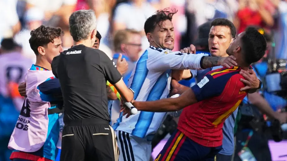 Leandro Paredes tomando del cuello a Eric García | AP