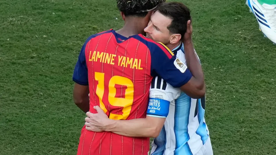 Lamine Yamal y Lionel Messi l AP