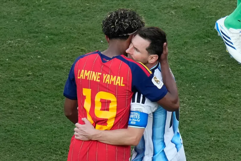 Lamine Yamal y Lionel Messi l AP