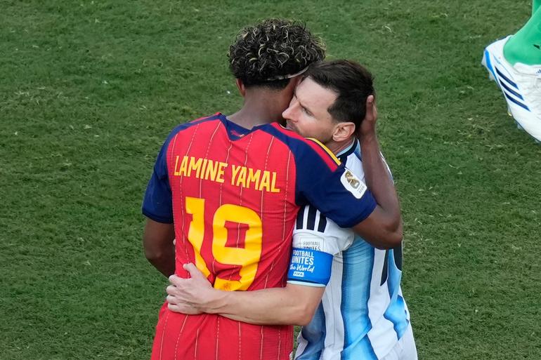 Lamine Yamal y Lionel Messi l AP
