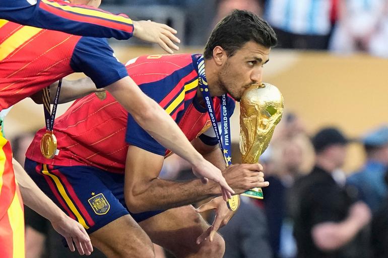 España festejando su segunda Copa del Mundo l AP