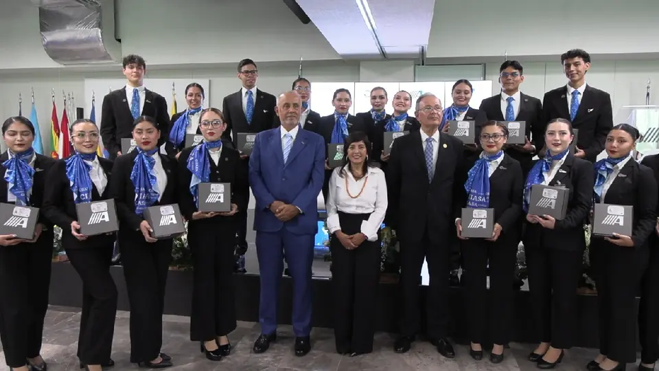 ASA entrega primeras licencias de sobrecargo avaladas por la AFAC