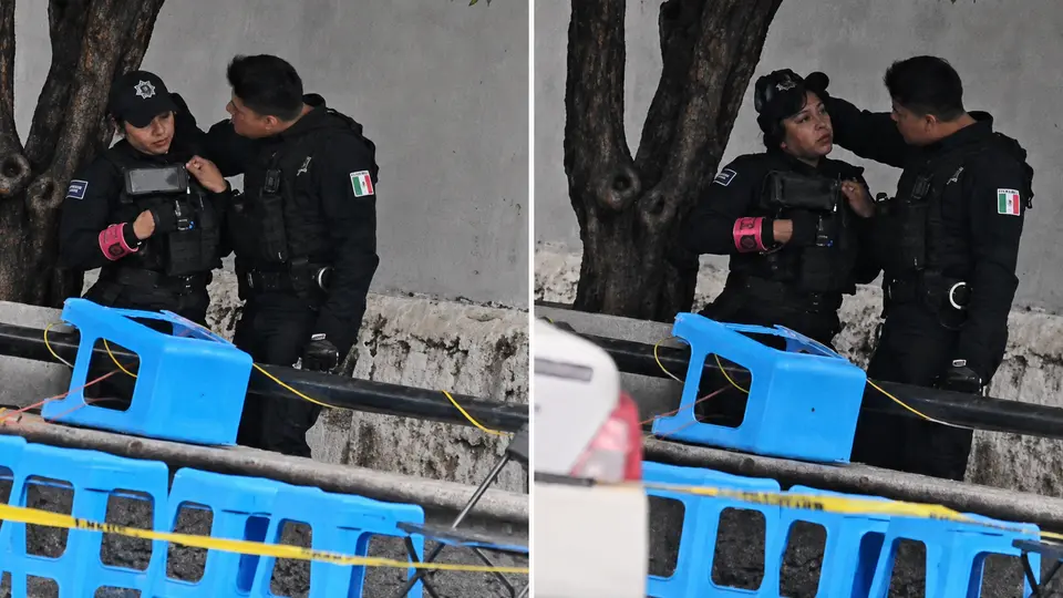 Uno de los agentes habría sido captado mientras ejercía fuerza contra una compañera de la corporación./Captura de pantalla
