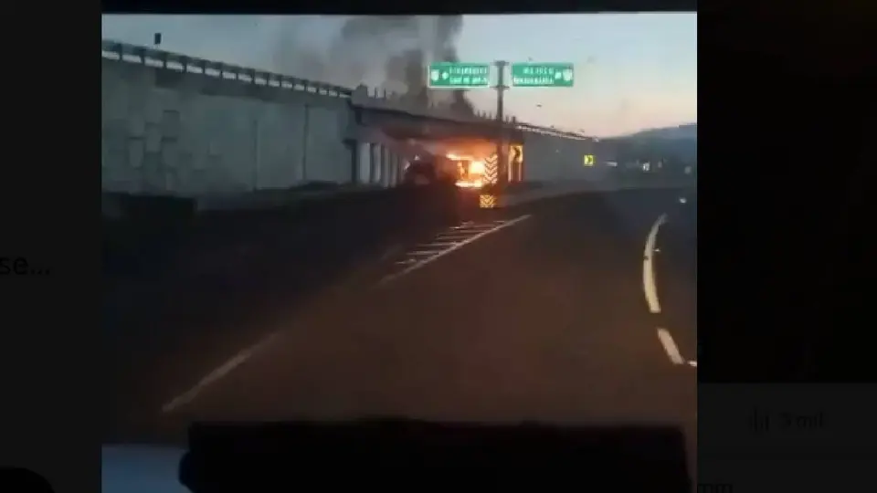 Los bloqueos ocurrieron en medio de un despliegue de fuerzas federales que versiones preliminares relacionan con un presunto objetivo criminal./ Captura de pantalla