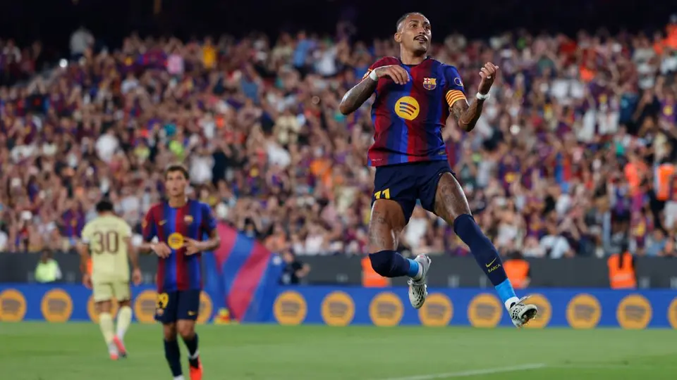 Raphinha en celebración con Barcelona en el Trofeo Joan Gamper | AP