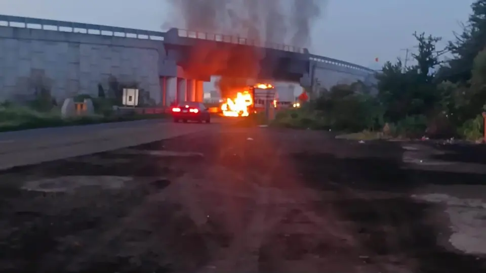 El C5 de Michoacán reportó siete puntos con bloqueos durante las primeras horas de este miércoles./ X: @azucenau
