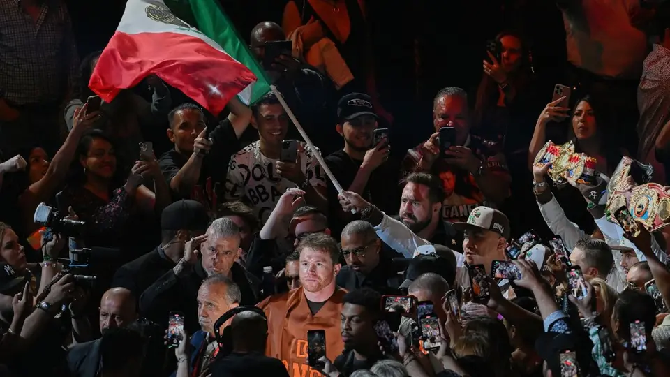Emilio Azcárraga pide a Canelo Álvarez emular hazaña de Julio César Chávez en el Estadio Azteca