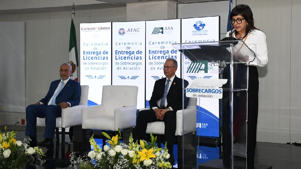 La formación de un sobrecargo implica conocimientos técnicos, entrenamiento práctico, servicio y seguridad / Especial