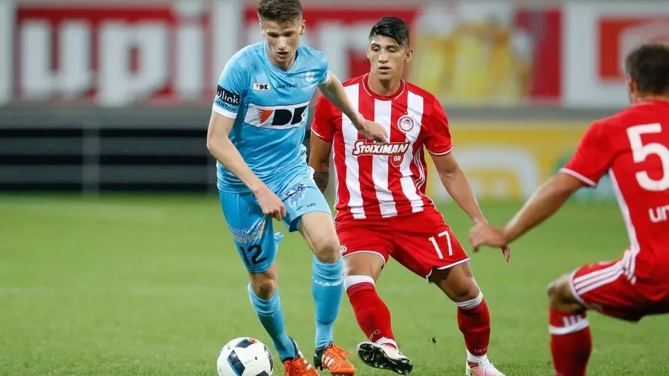 Alan Pulido en partido con Olympiacos ante KAA Gent en 2016 | AFP