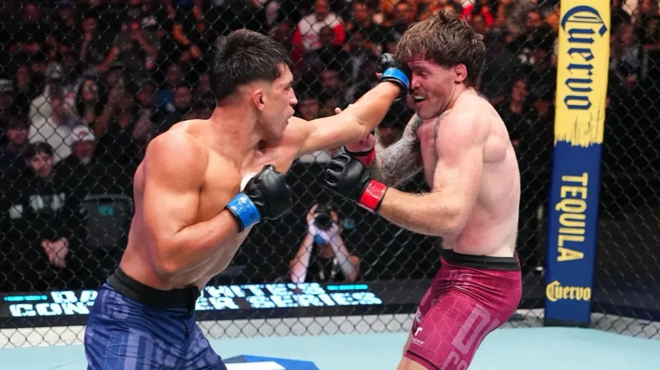 Cristian Pérez ante Logan Paxton al que venció por nocaut | @dwcs