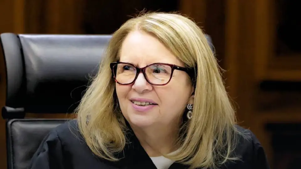 VIDEO: Loretta Ortiz se quita implante coclear en plena sesión de la Suprema Corte