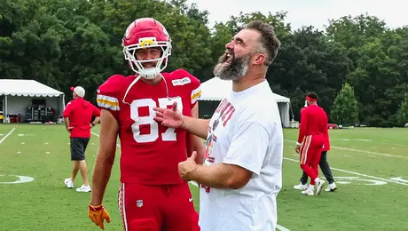 Jason Kelce sorprende a Travis Kelce visitando el entrenamiento de los Chiefs
