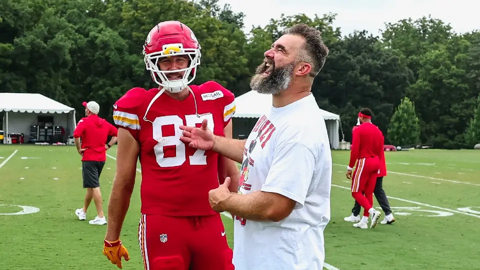 Jason Kelce sorprende a Travis Kelce visitando el entrenamiento de los Chiefs