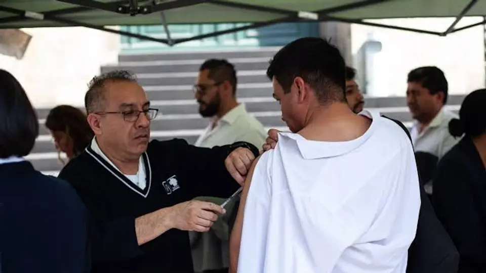 La vacunación es clave para reducir los contagios./IMSS