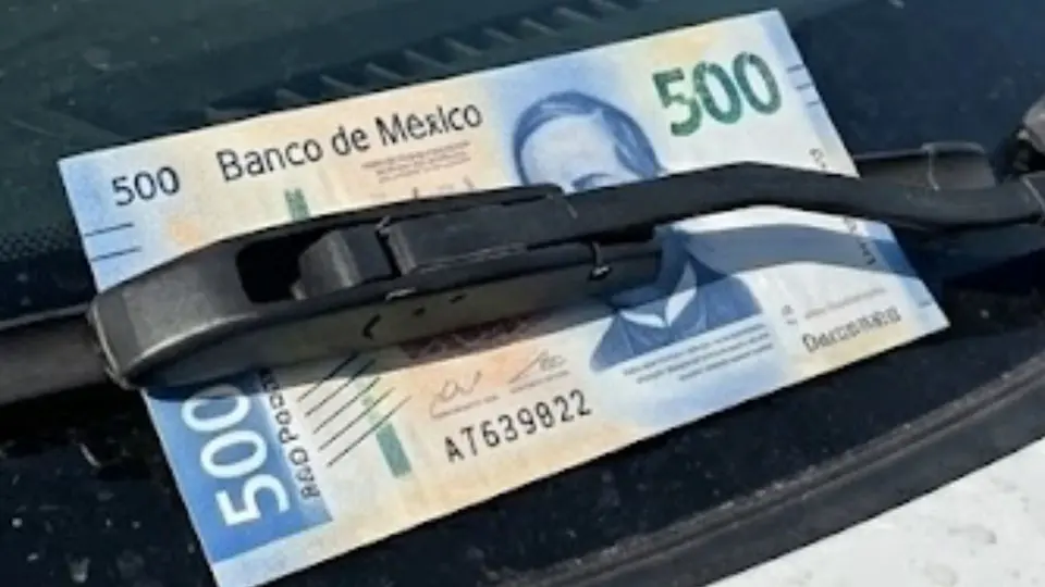 Encontrar dinero en el vehículo puede parecer una coincidencia, pero también podría representar un riesgo para el conductor / Gemini