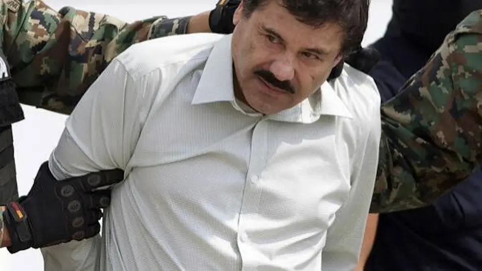 Filtran foto inédita de “El Chapo” Guzmán interrogado por Tomás Zerón tras su detención