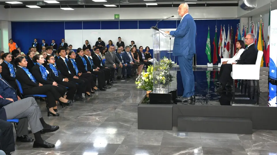 Las y los sobrecargos deben de mantener altos niveles de disciplina, preparación, capacidad de respuesta y seguridad / Especial