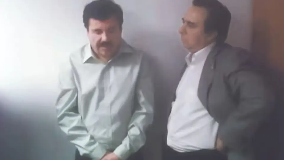 Tomás Zerón y “El Chapo”: El entonces jefe de la Agencia de Investigación Criminal aparece frente a Joaquín Guzmán Loera durante un interrogatorio posterior a su detención./ El Universal