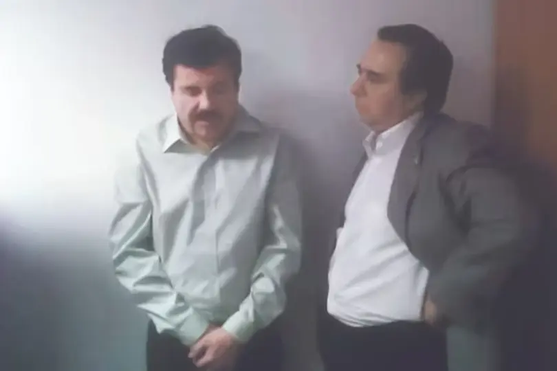 Tomás Zerón y “El Chapo”: El entonces jefe de la Agencia de Investigación Criminal aparece frente a Joaquín Guzmán Loera durante un interrogatorio posterior a su detención./ El Universal