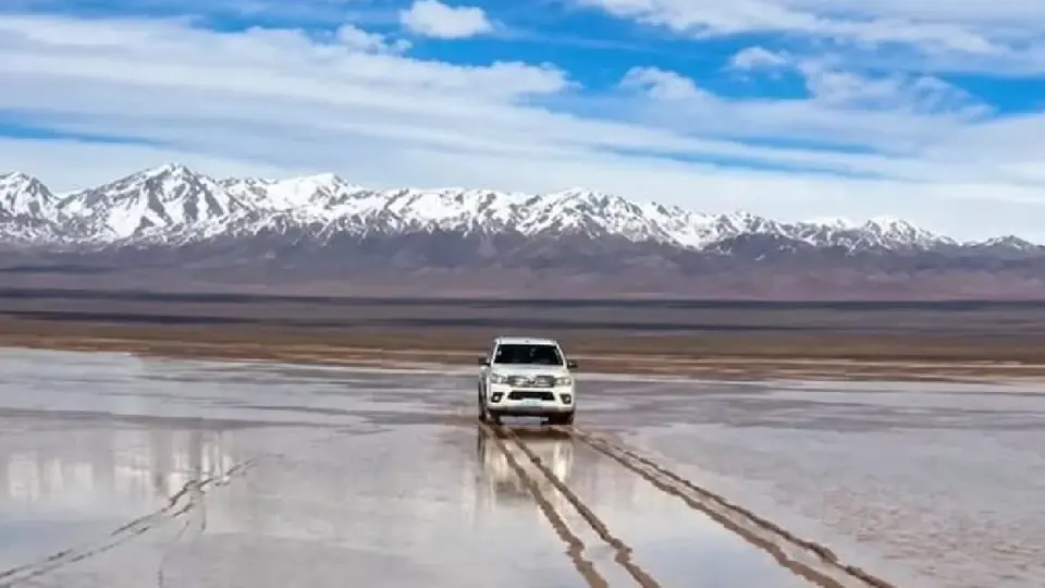 La indignación crece en Argentina luego de que un hombre ingresara con su camioneta a la Pampa del Leoncito / Especial