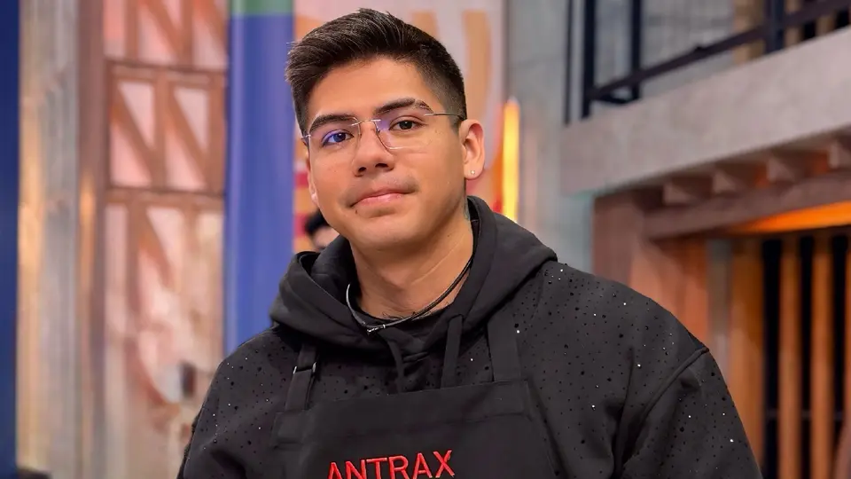 El creador de contenido se rebanó el dedo con un filoso cuchillo / IG: @yosoyantrax