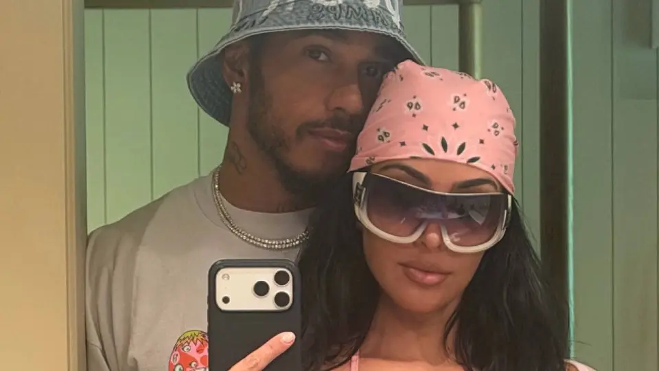 Kim y Lewis presumieron su cercanía en las playas de Hawái / @kimkardashian