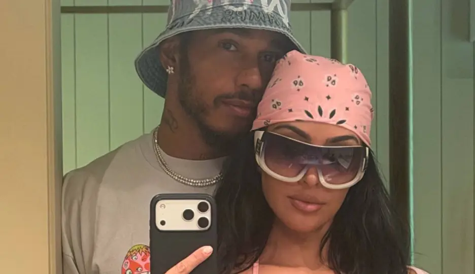Kim y Lewis presumieron su cercanía en las playas de Hawái / @kimkardashian