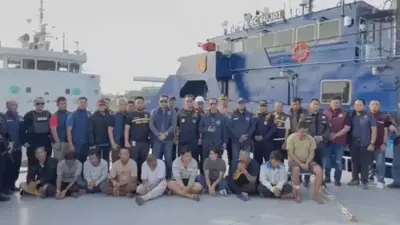 Interceptan barco con 2.6 toneladas de metanfetamina líquida; hay 10 detenidos