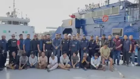 Interceptan barco con 2.6 toneladas de metanfetamina líquida; hay 10 detenidos