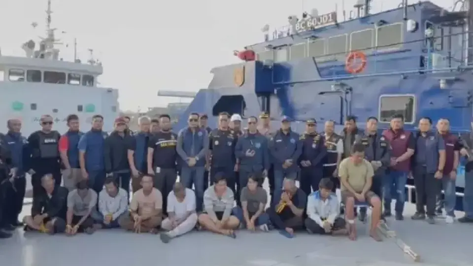 Interceptan barco con 2.6 toneladas de metanfetamina líquida; hay 10 detenidos