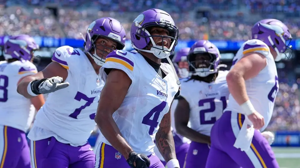 Jugadores de los Minnesota Vikings celebran en partido de pretemporada | AP