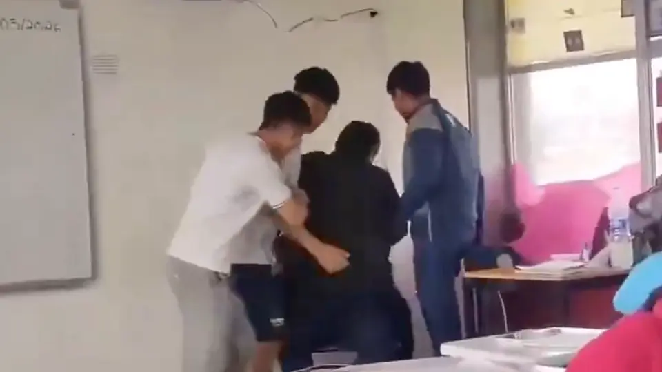 En los videos se observa al profesor bailando y simulando actos inapropiados con los estudiantes. / Redes