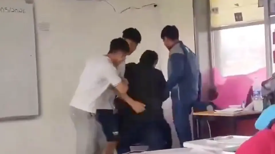 En los videos se observa al profesor bailando y simulando actos inapropiados con los estudiantes. / Redes