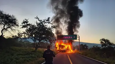 VIDEOS: Michoacán bajo fuego por narcobloqueos tras operativo contra presunto objetivo del CJNG