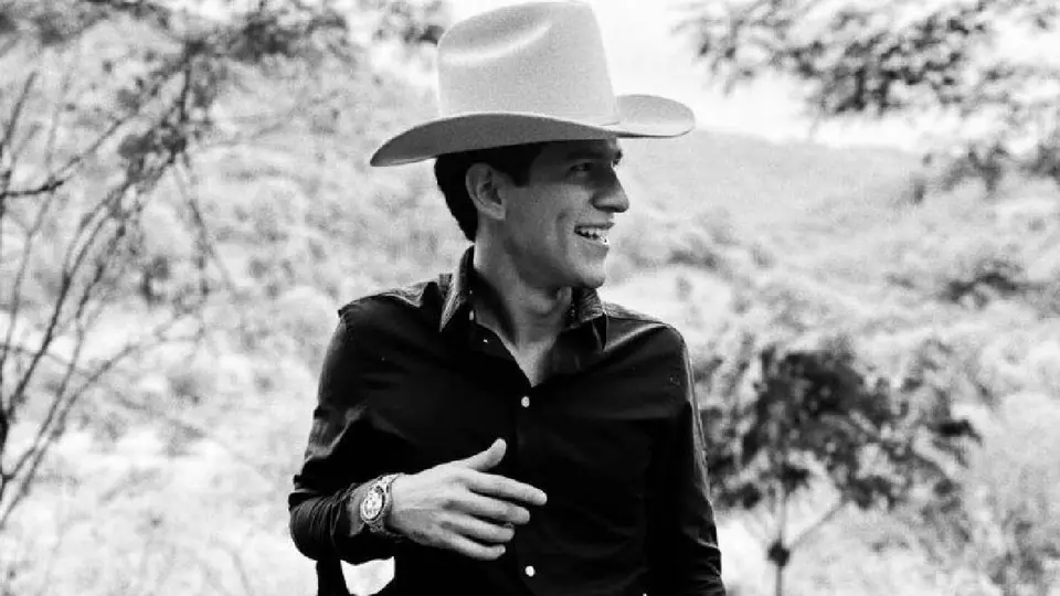 Muere Germán Medina, cantante de regional mexicano, tras esquivar una camioneta volcada