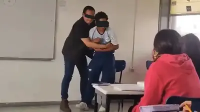 Exhiben a maestro de Guanajuato por realizar actos inapropiados con alumnos en salón de clases