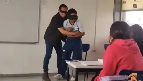 Exhiben a maestro de Guanajuato por realizar actos inapropiados con alumnos en salón de clases