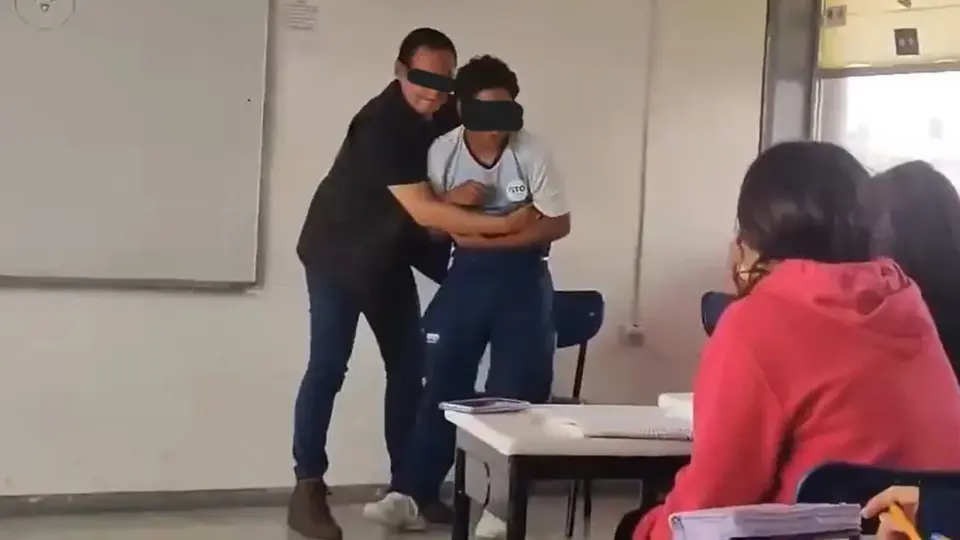 Exhiben a maestro de Guanajuato por realizar actos inapropiados con alumnos en salón de clases