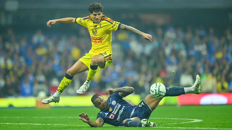 Kevin Álvarez disputando un balón ante Willer Ditta, en el Clásico Joven del Apertura 2026 | IMAGO7