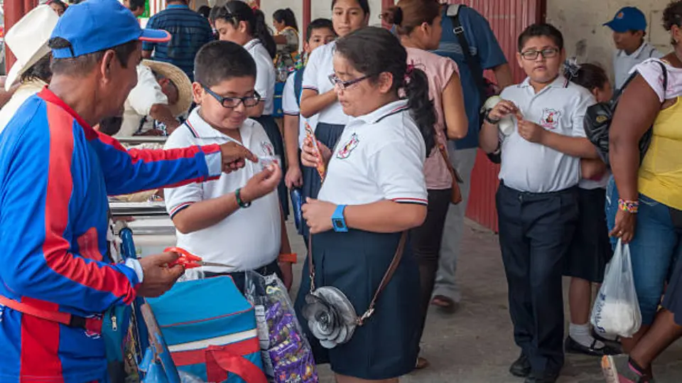 La iniciativa plantea incorporar medidas de protección contra las altas temperaturas en las escuelas capitalinas. / iStock