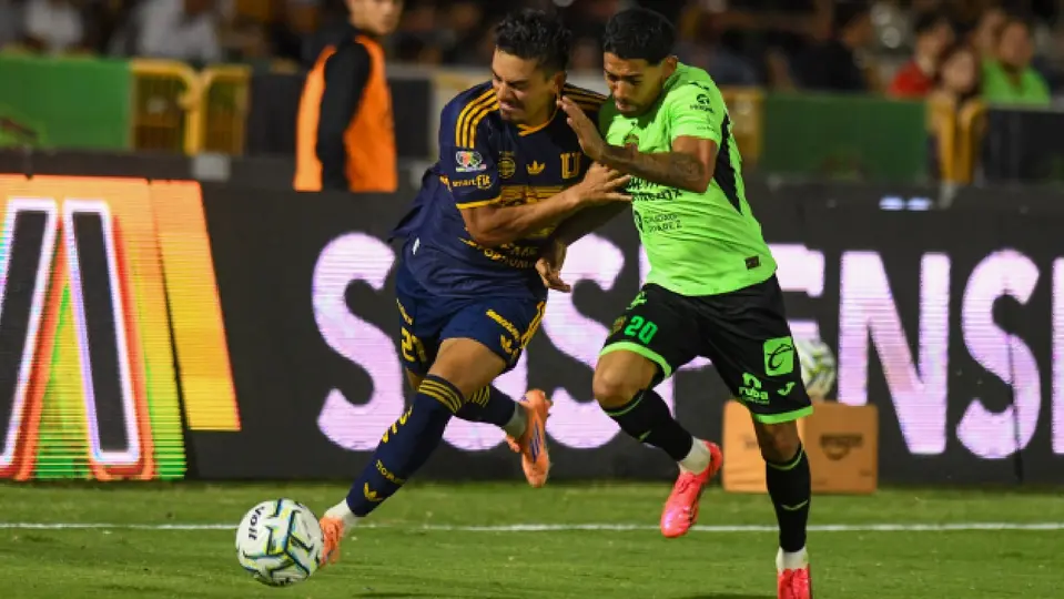 Javier Aquino disputando un balón ante Tigres | IMAGO7