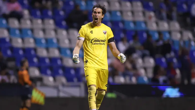 Oscar Jiménez, arquero del Atlante, en festejo de gol ante Puebla, en el Apertura 2026 | IMAGO7