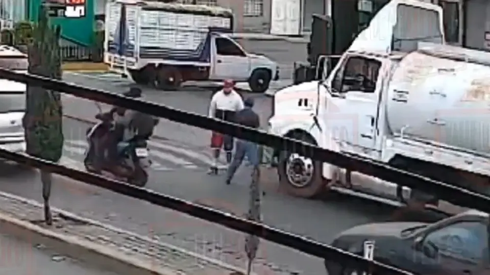 Chófer de pipa le clava un tubo en la cabeza a conductor por aplicación durante pelea. | RS